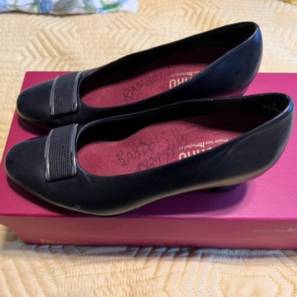 Munro Women's Shoe 6M - Beautiful leather with kid trim - Picture 2 of 3